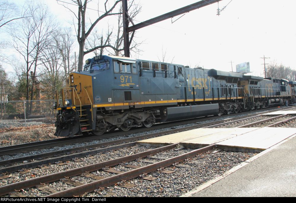 CSX 971 working the yard on M410